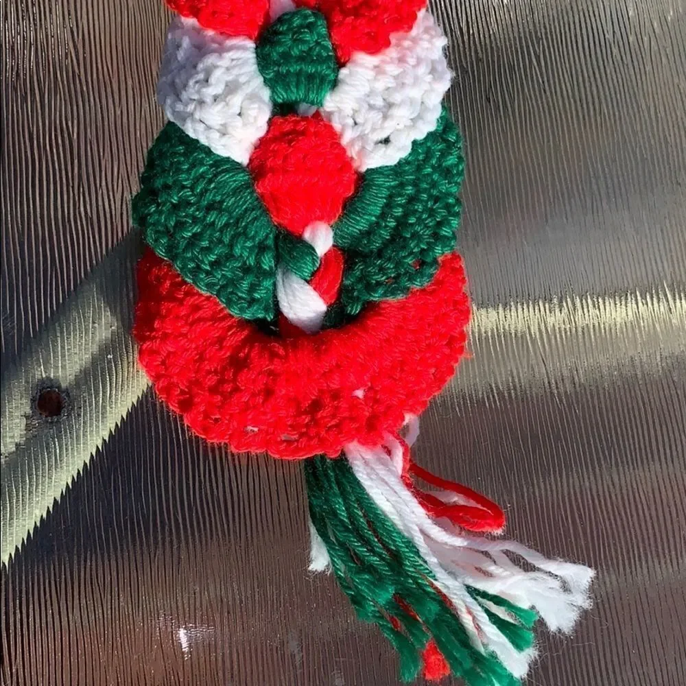 ‎Vtg kitschy handmade yarn Christmas wall hanging